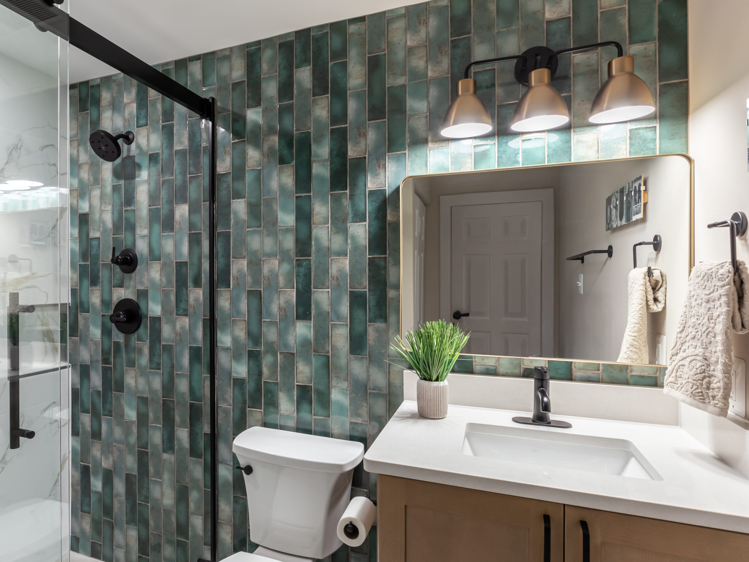 Bathroom with a floor-to-ceiling jade porcelain accent tile column