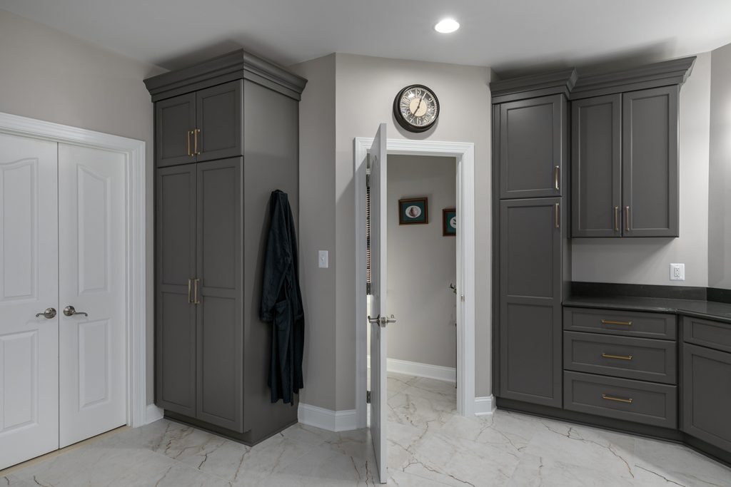 -Walk-in shower with warm cream porcelain walls and a jade-veined accent